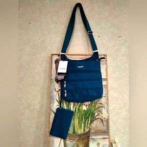 Baggallini Women's around town bag. New with tags.